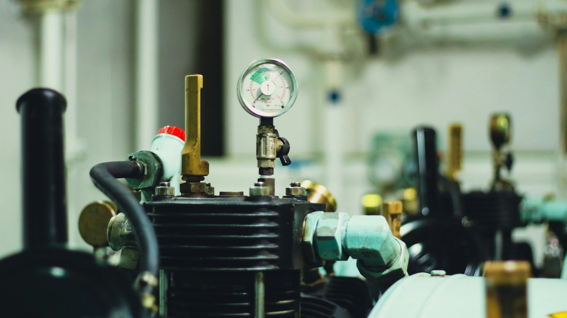 Compressor head with a pressure gauge